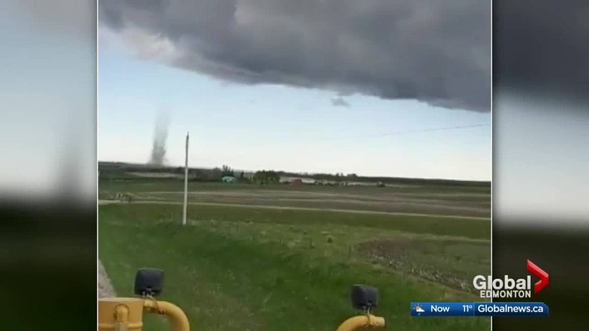 Click to play video: 'Landspout tornado spotted in southern Alberta'